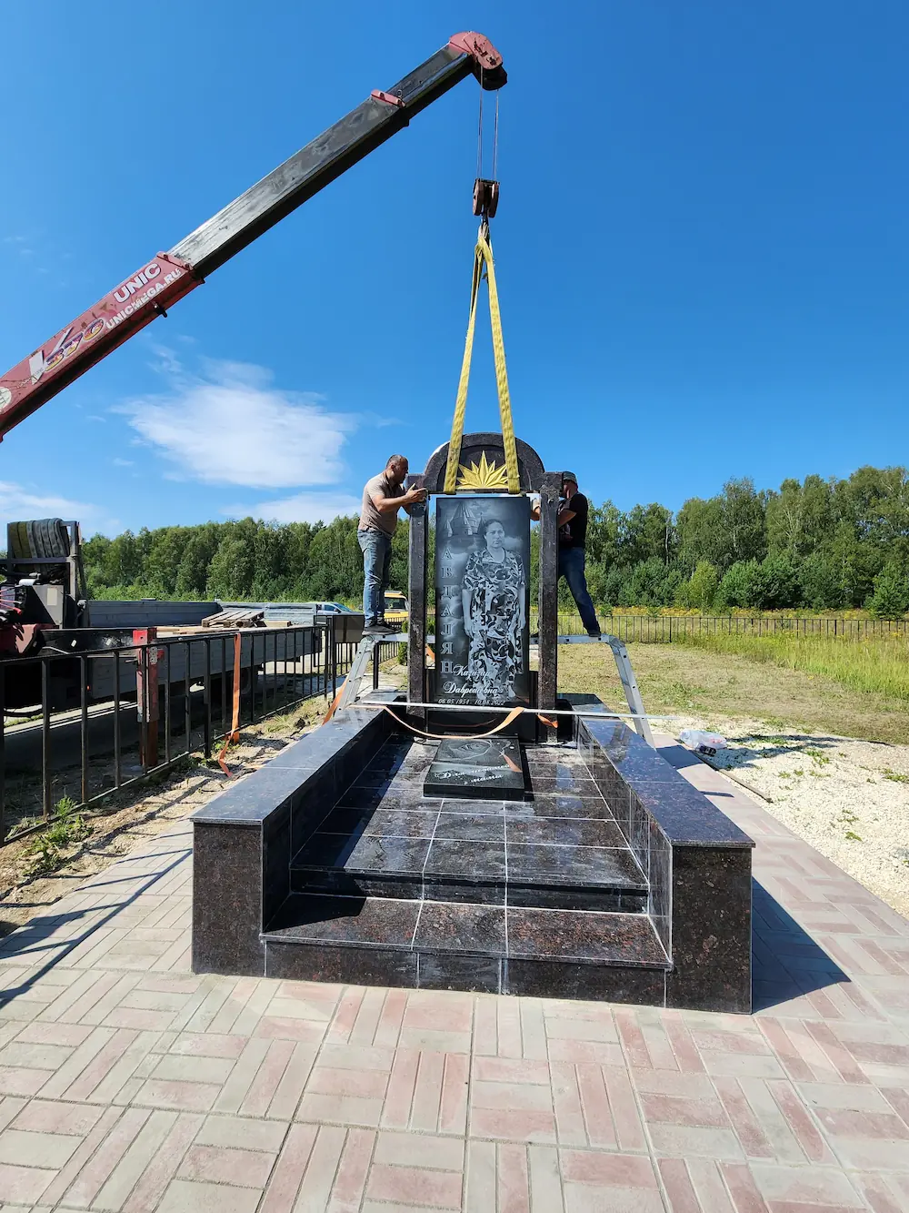 Установка мемориального комплекса на кладбище