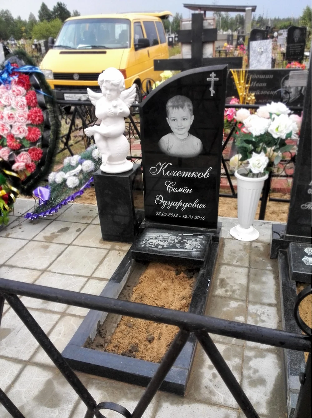 Детский памятник с ангелом и гравировкой