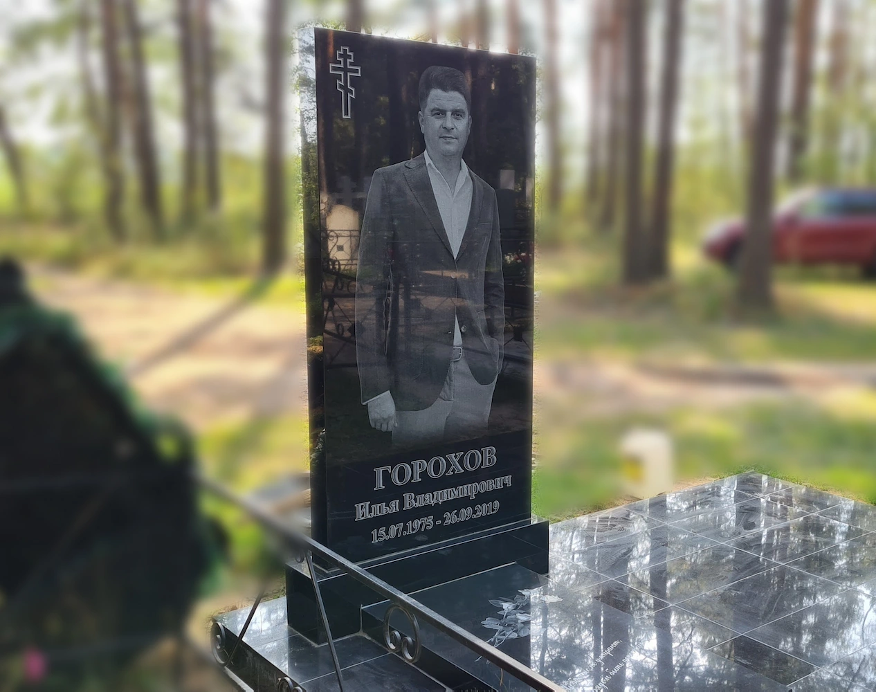 Вертикальный памятник из черного гранита с портретом