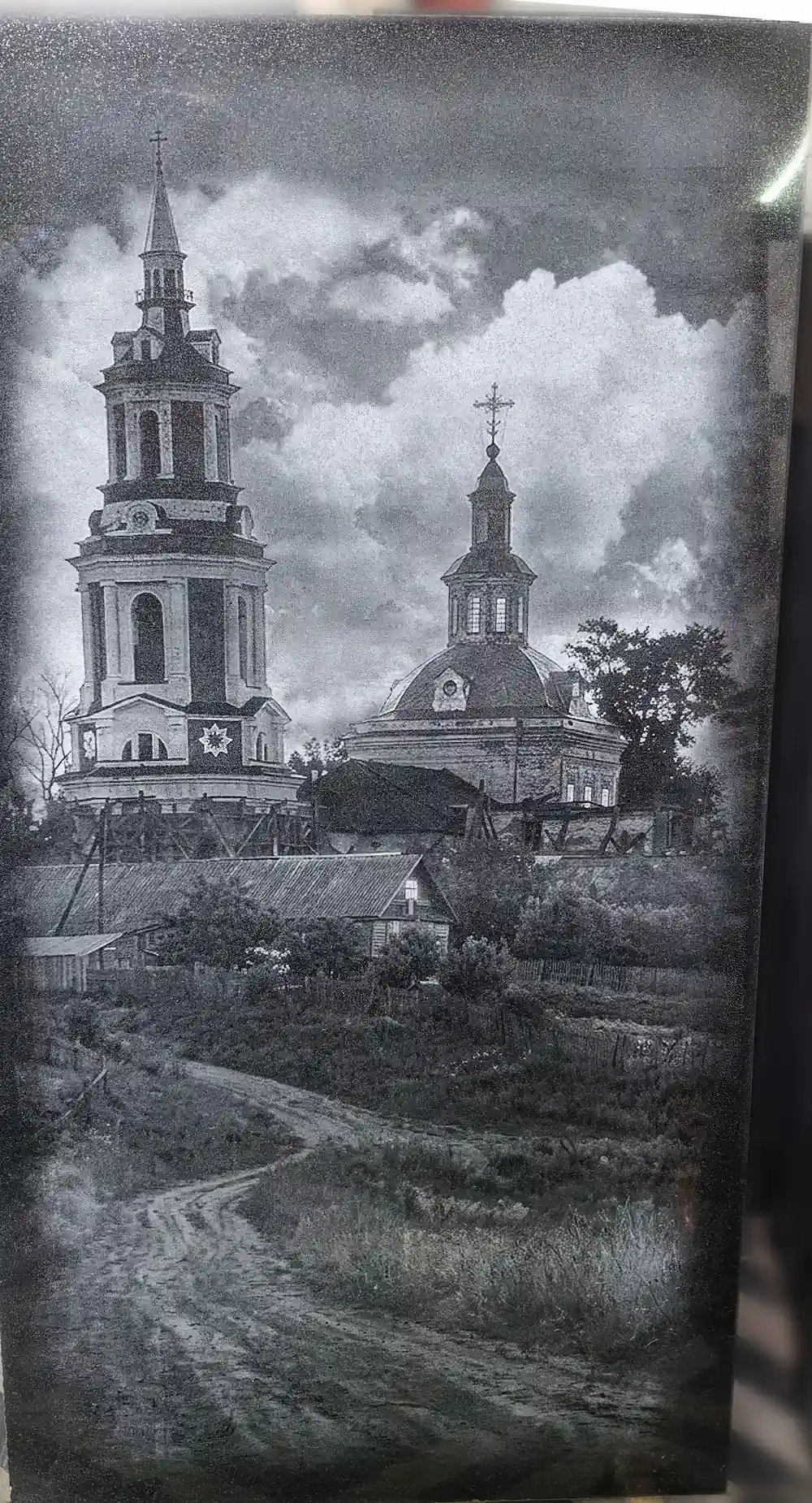 Вид памятника с обратной стороны