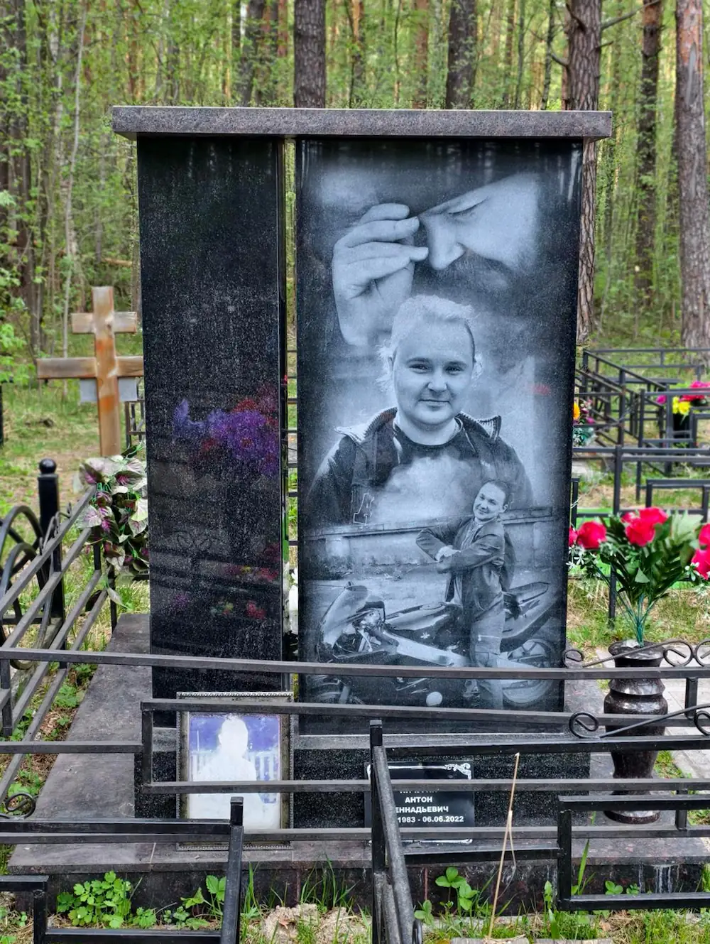 Обратная сторона резного памятника