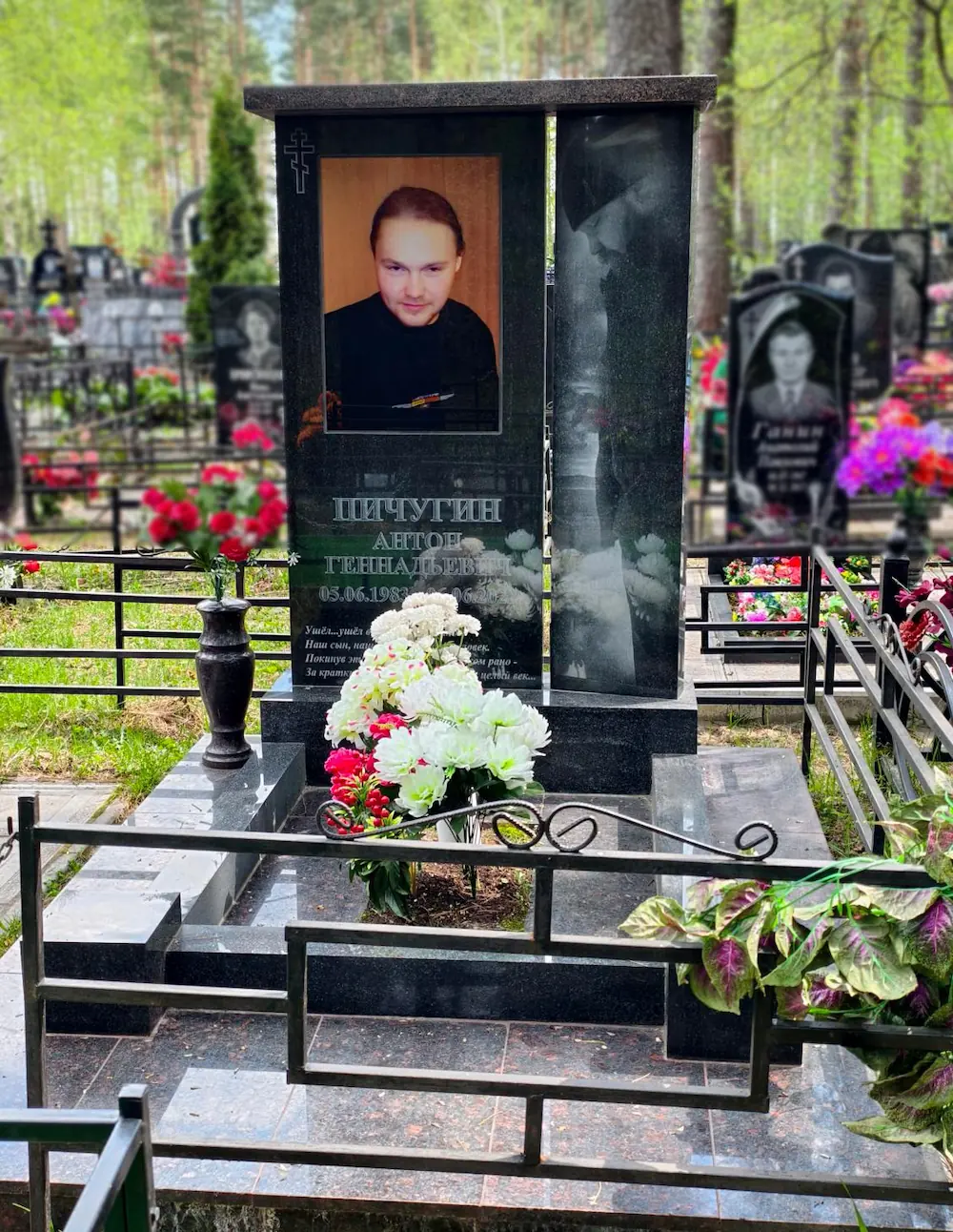 Фигурный резной памятник из гранита