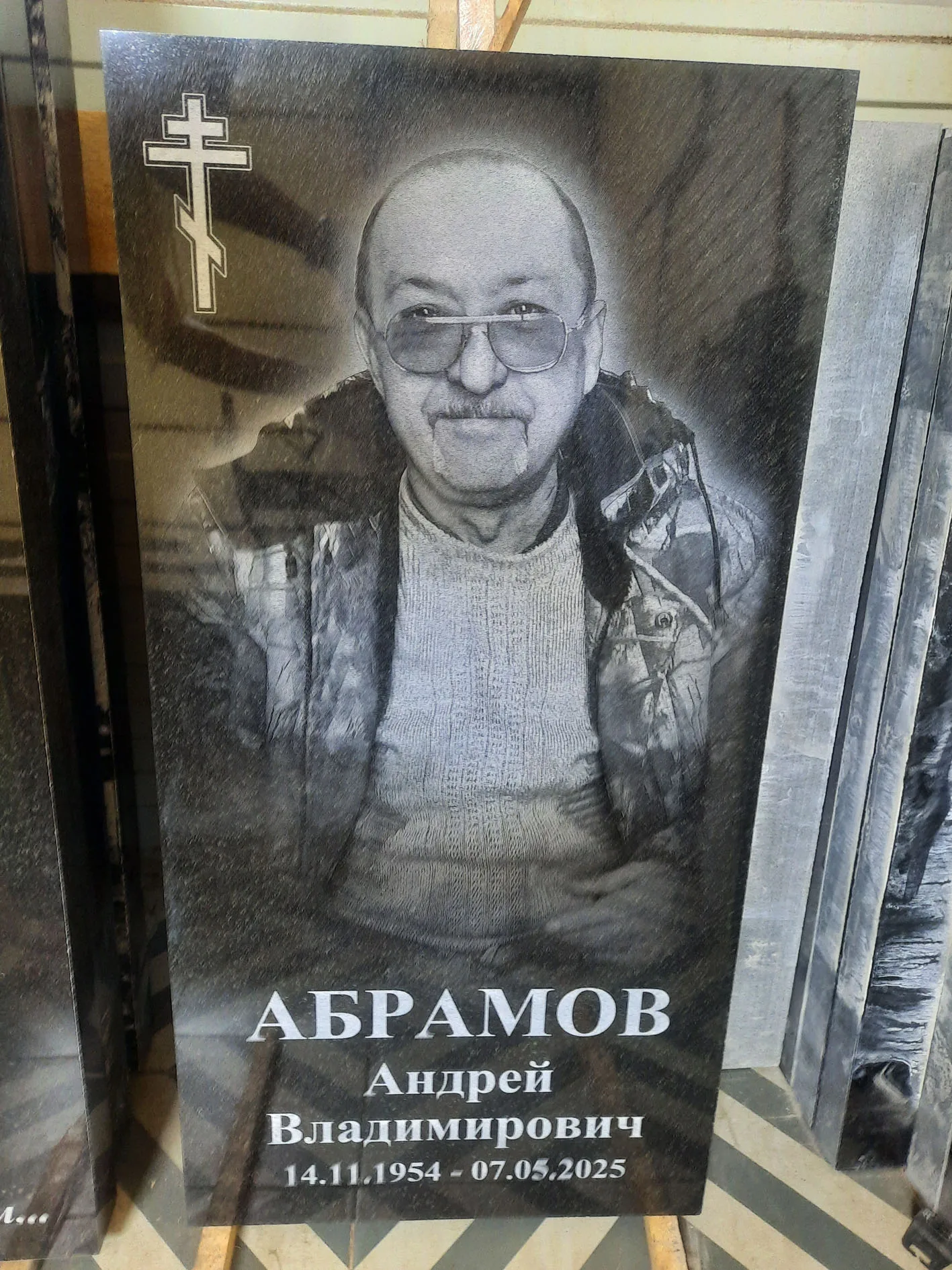 Процесс гравировки памятника на производстве компании «Монумент»