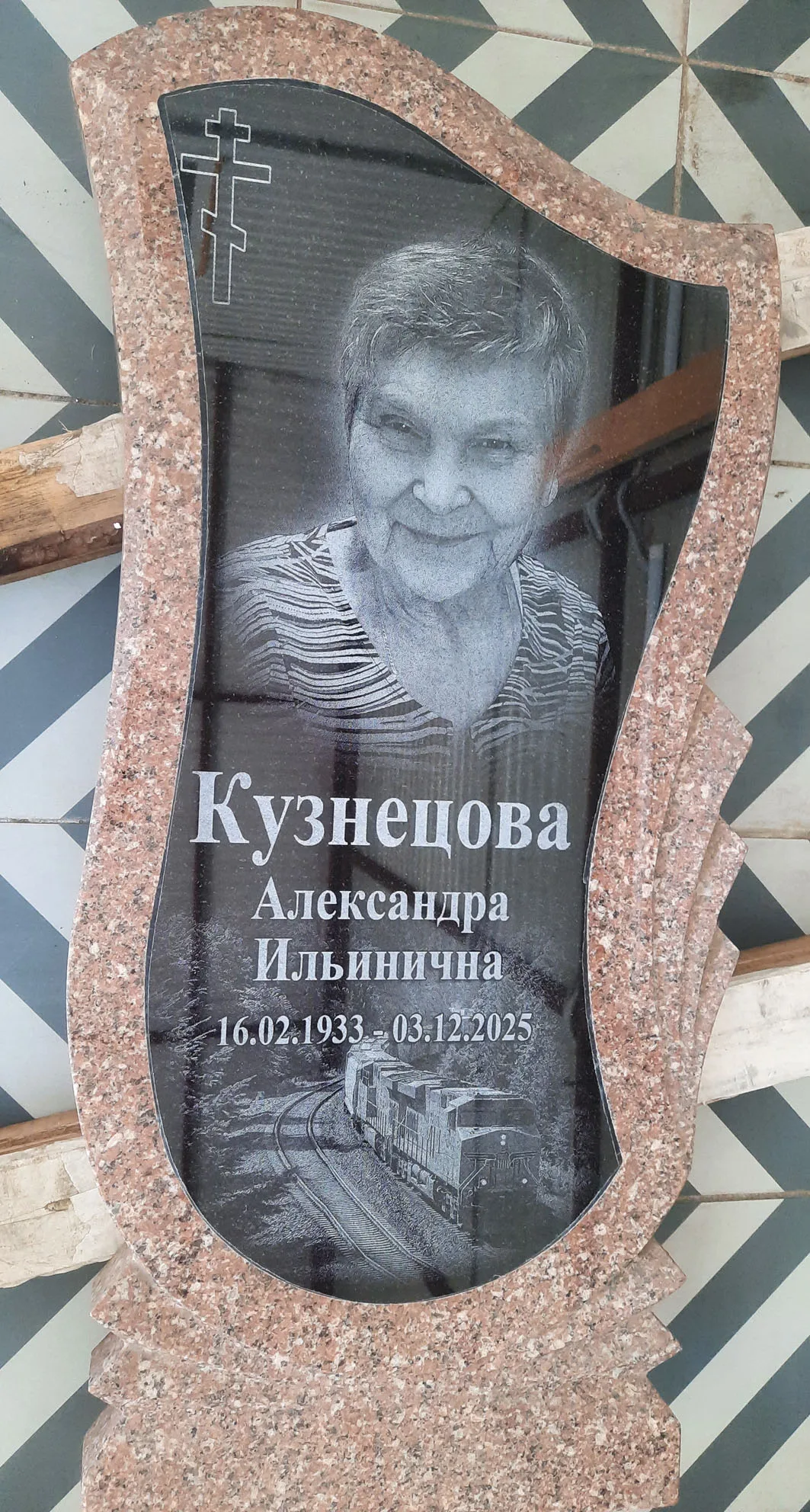 Процесс гравировки памятника на производстве компании «Монумент»