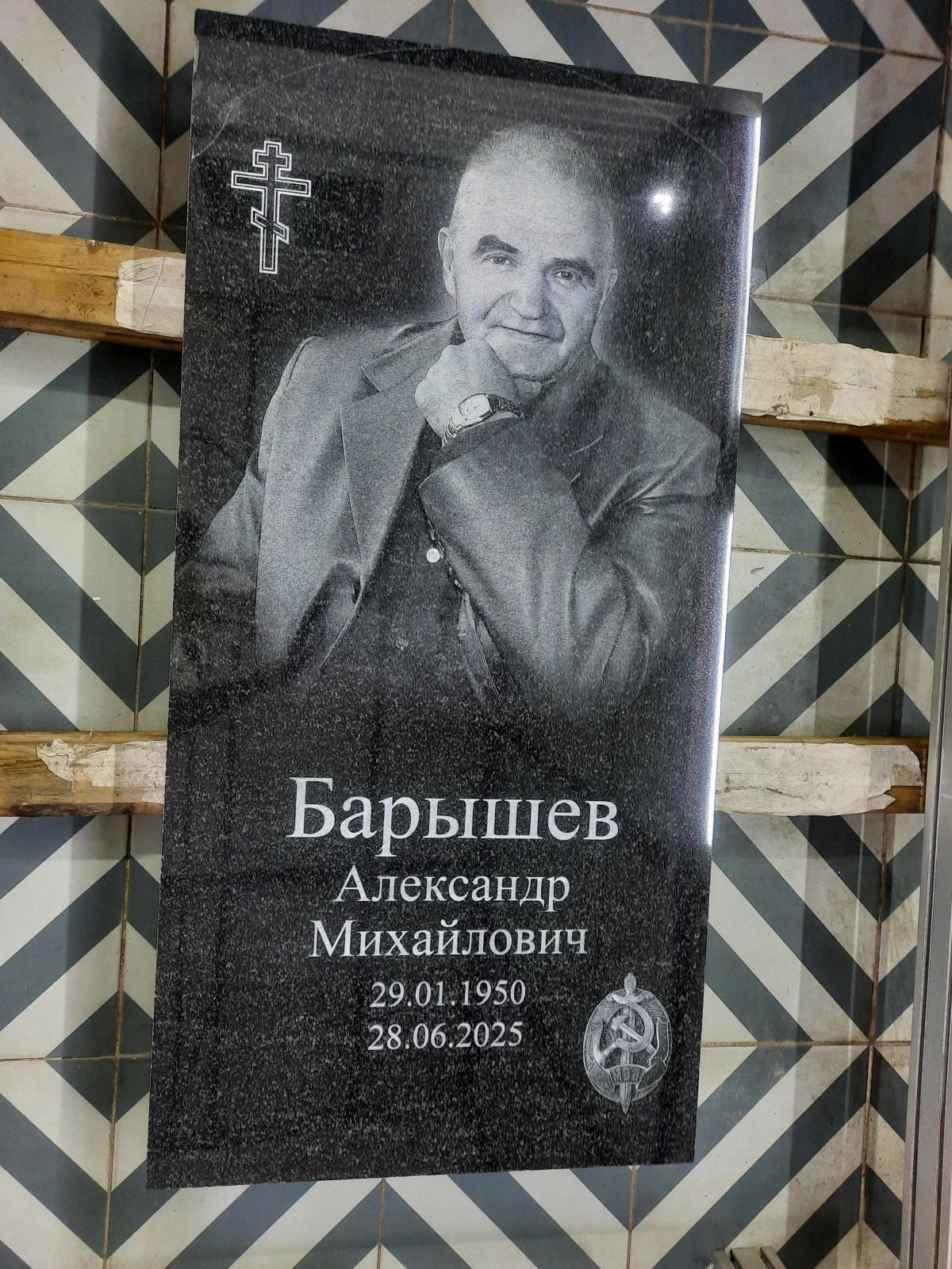 Процесс гравировки памятника на производстве компании «Монумент»