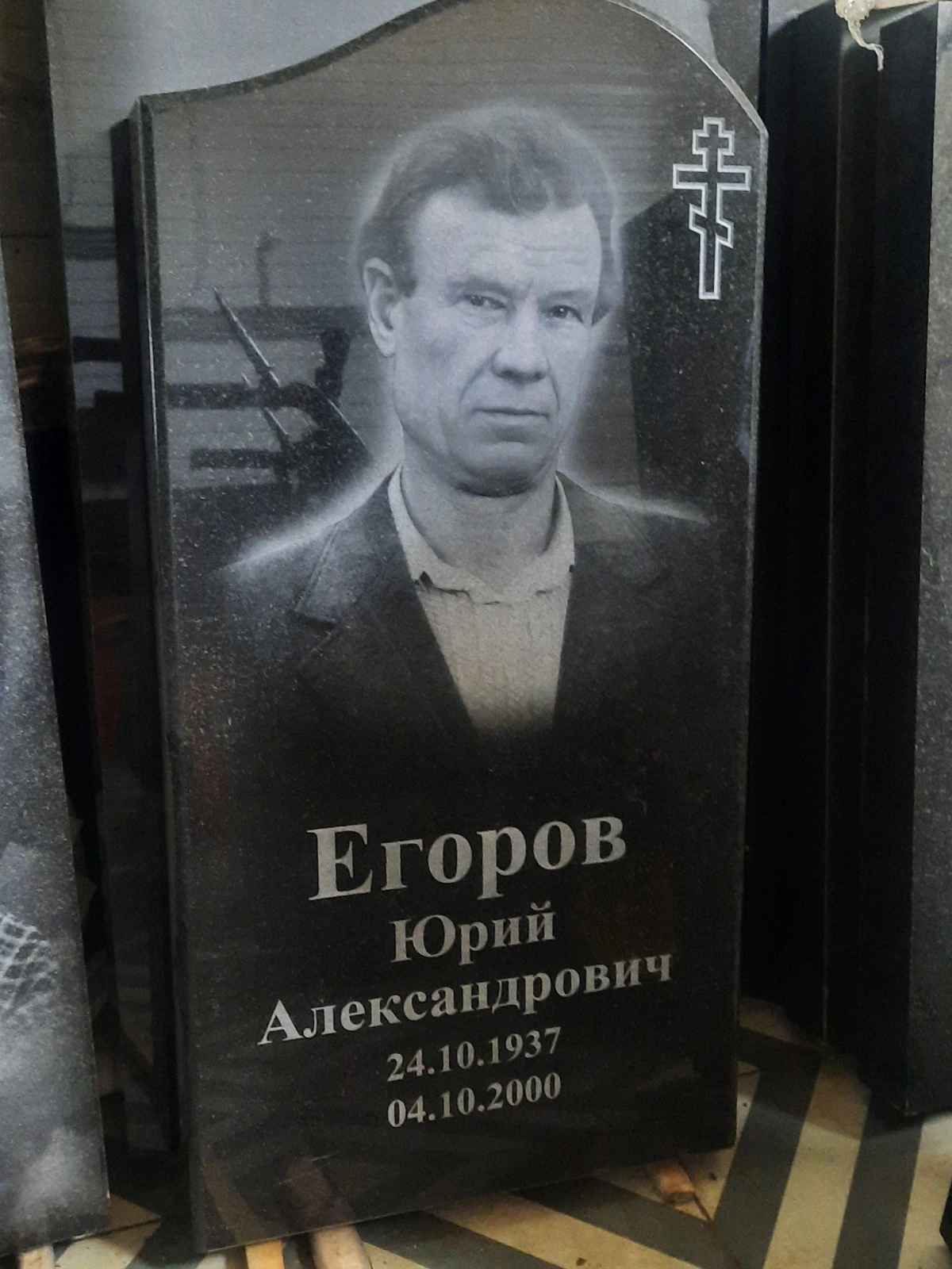 Процесс гравировки памятника на производстве компании «Монумент»
