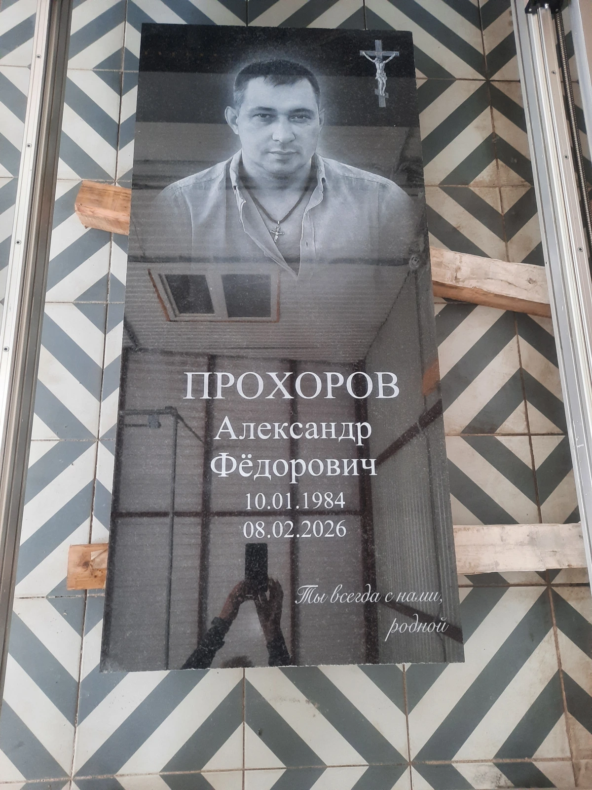 Процесс гравировки памятника на производстве компании «Монумент»