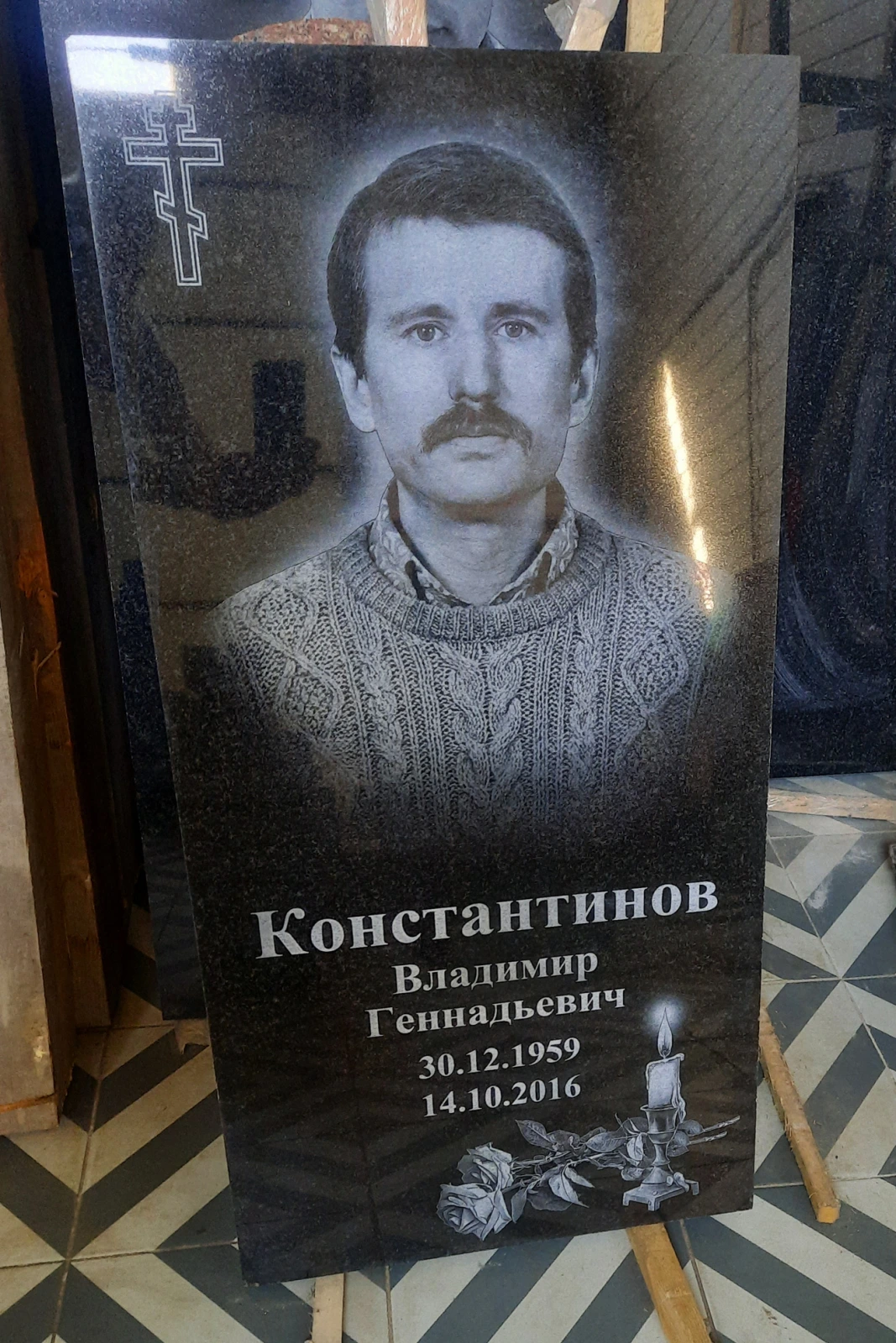 Процесс гравировки памятника на производстве компании «Монумент»